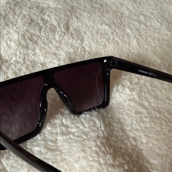 Elegant Black Oversized Sunglasses - Picture 4 of 4
